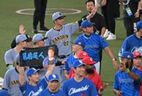 　ファンに手を振る藤川監督ら（撮影・飯室逸平）