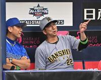 　９回、三浦監督（左）と言葉を交わす藤川監督（撮影・西田忠信）