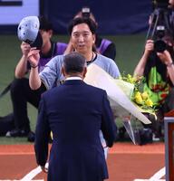 　殿堂入りした掛布雅之氏に花束を贈る藤川監督（撮影・山口登）