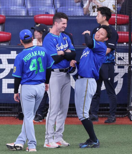 阪神 森下翔太のもとへ助っ人勢が続々wジャクソンと談笑 グリフィンと