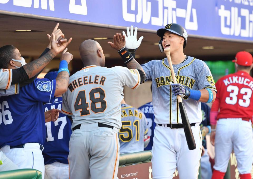 　２０２１年オールスター第２戦で先制ソロを放ち、ナインに祝福される佐藤輝