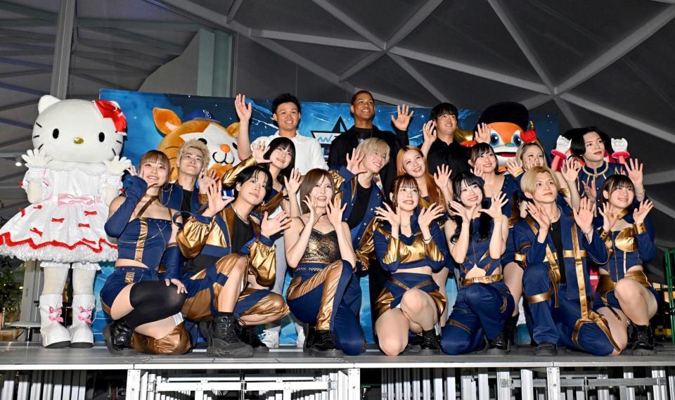 　オールスターの前日イベントに出席した（最後列左から）森下、万波、太田