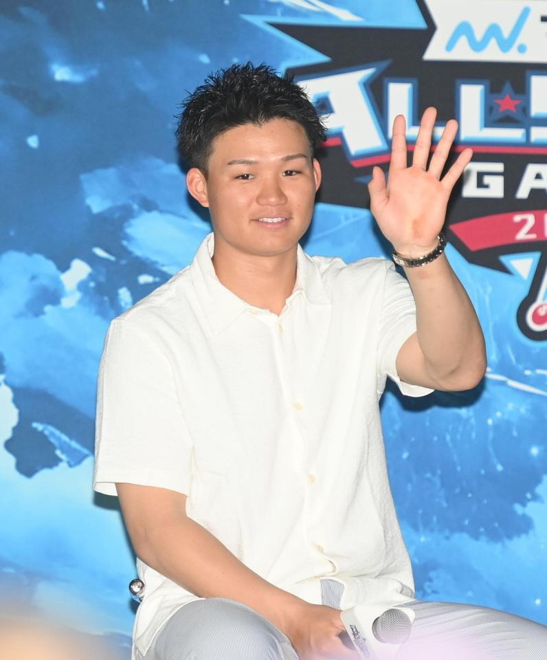 　観客の声援に応える森下（撮影・西田忠信）