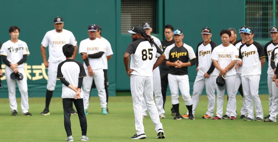 　練習前の円陣であいさつするドリス（８５）＝撮影・北村雅宏