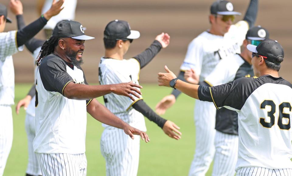 　畠（３６）と談笑するドリス（撮影・北村雅宏）