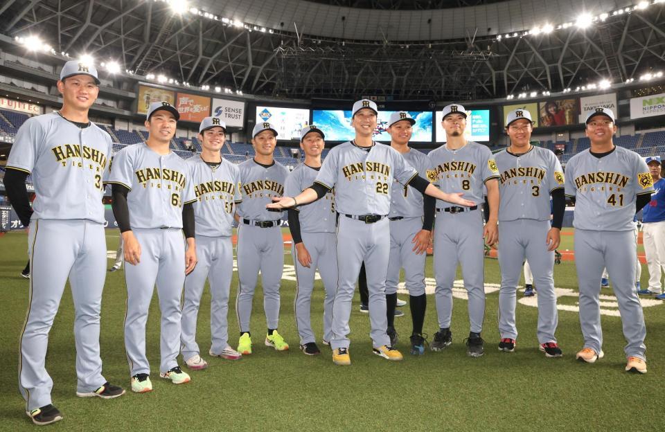 　試合前、集合写真に納まる阪神ナイン（撮影・北村雅宏）