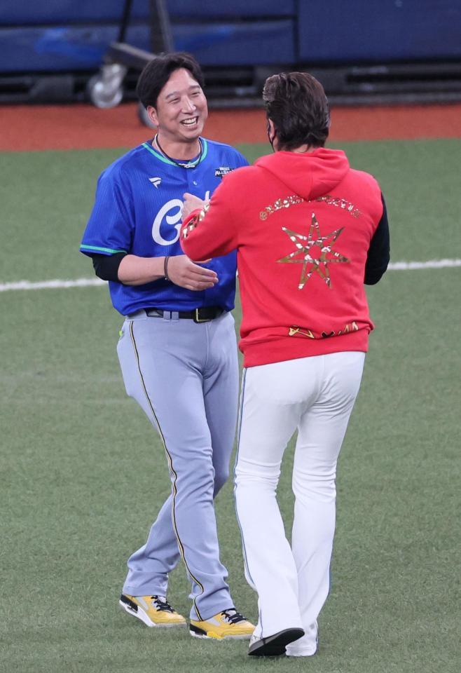 　新庄剛志監督（右）を見つけて歩み寄る藤川監督（撮影・立川洋一郎）