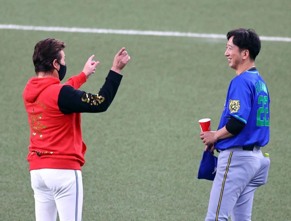 　新庄監督（左）と談笑する藤川監督（撮影・山口登）