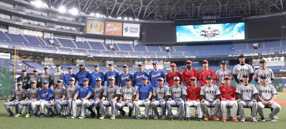 　試合前、集合写真に納まるセ・リーグナイン（撮影・北村雅宏）