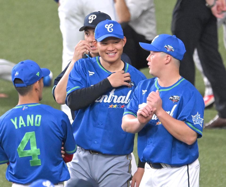 　牧（右端）らと談笑する森下（撮影・飯室逸平）