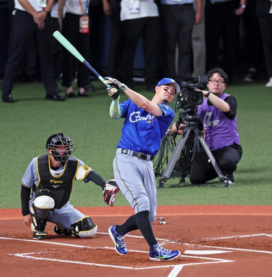 　ホームランダービーで快音を響かせる佐藤輝（撮影・立川洋一郎）