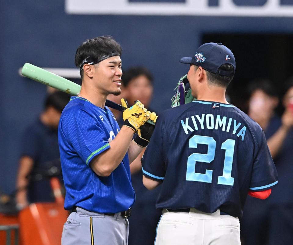 　清宮幸（右）と談笑する佐藤輝（撮影・西田忠信）