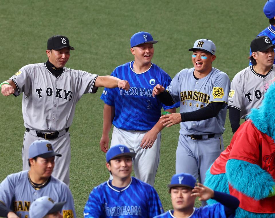 　試合を終え、笑顔で場内を一周する森下（右から２人目）＝撮影・山口登