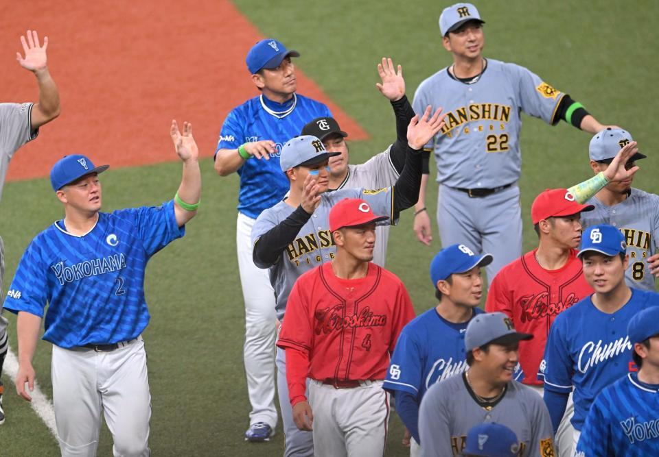 　スタンドのファンに手を振る森下ら全セナイン（撮影・飯室逸平）