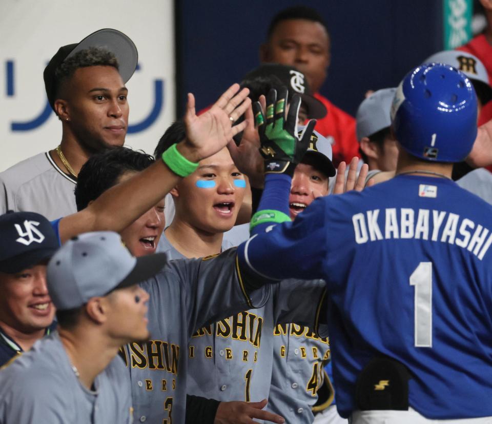 　５回、ソロを放った岡林を迎える森下（撮影・田中太一）