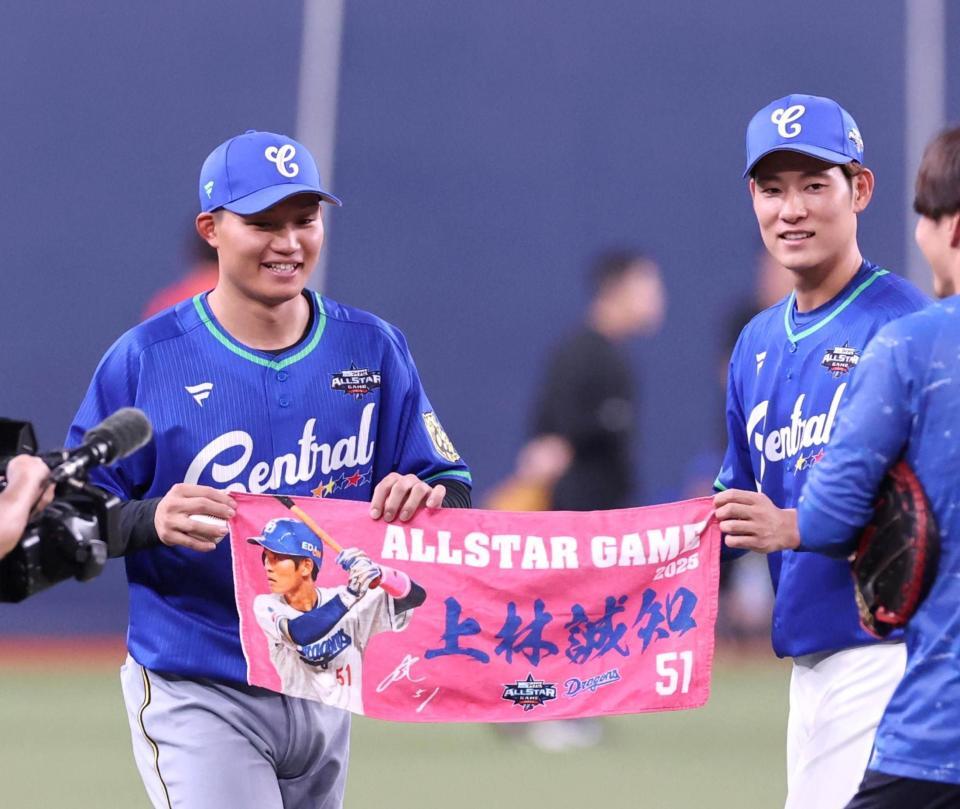 　試合前、タオルを広げる森下（左）＝撮影・北村雅宏