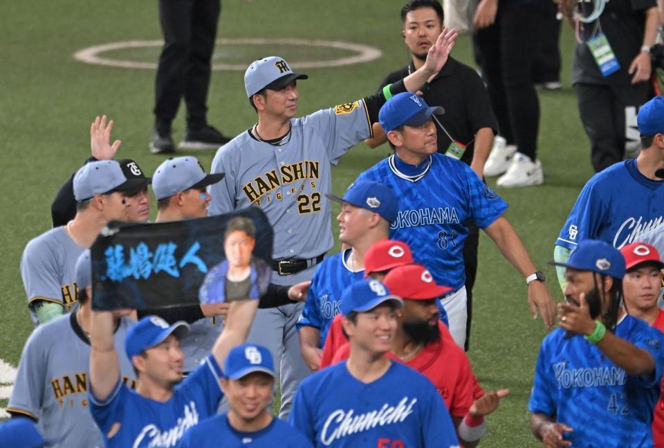 　ファンに手を振る藤川監督ら（撮影・飯室逸平）