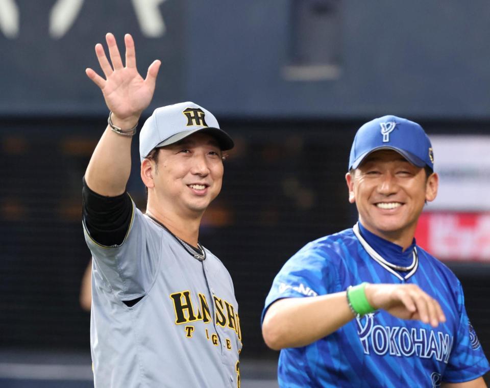 　ゲームを終え、ファンの声援に応える藤川監督（左）と三浦監督（撮影・北村雅宏）