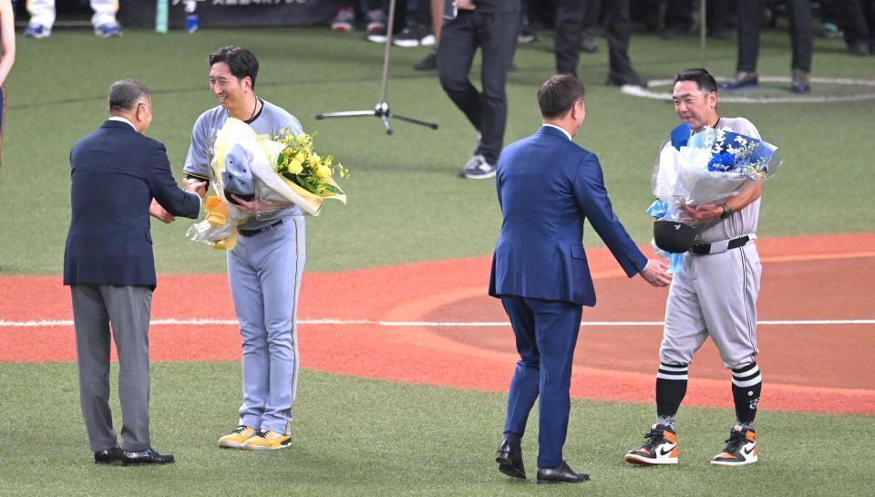 　掛布雅之氏に花束を手渡す藤川監督、岩瀬仁紀氏に贈呈する阿部監督（撮影・飯室逸平）