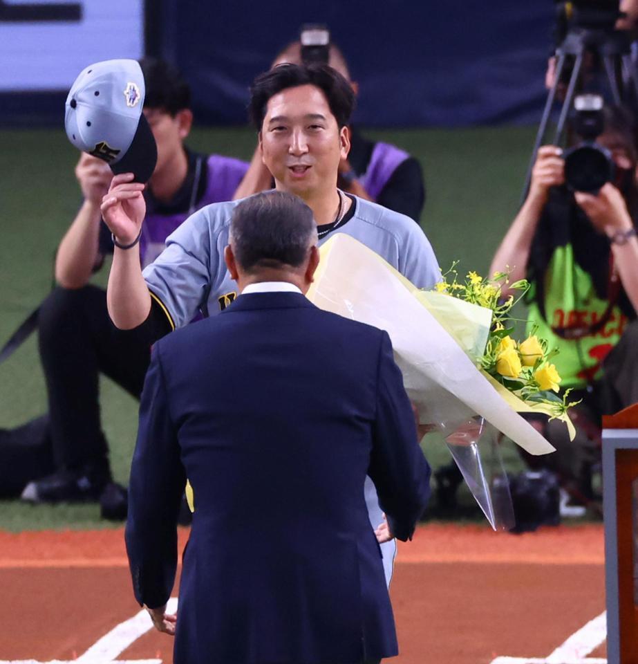 　殿堂入りした掛布雅之氏に花束を贈る藤川監督（撮影・山口登）