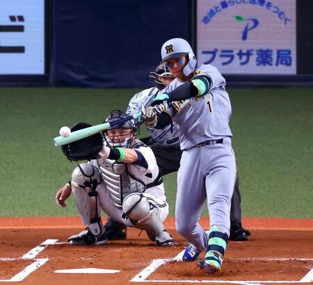 　１回、左中間に二塁打を放つ森下（撮影・山口登）