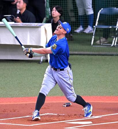 　ホームランダービーを楽しむ佐藤輝（撮影・飯室逸平）