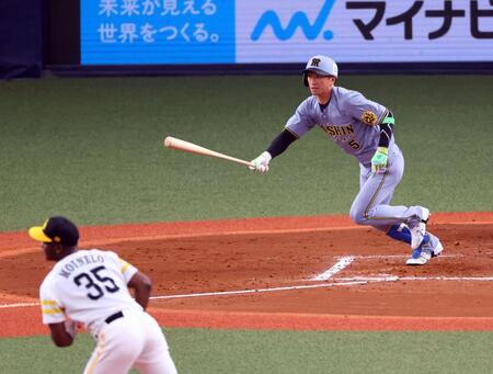 　３回、右翼線に二塁打を放つ近本（撮影・山口登）