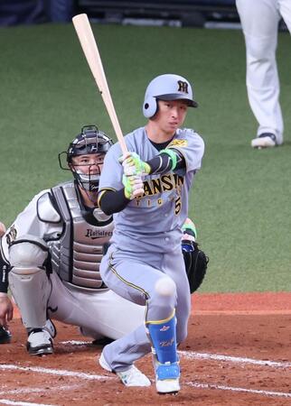 　３回、右翼線へ二塁打を放つ近本（撮影・立川洋一郎）