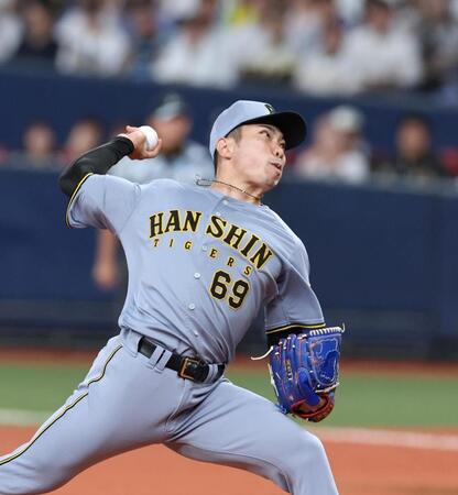 　８回から登板する石井（撮影・北村雅宏）