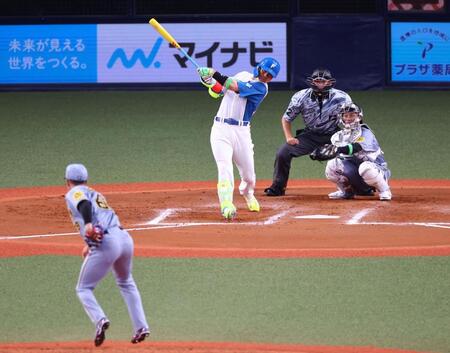 　８回、清宮幸は中飛に倒れる（撮影・山口登）