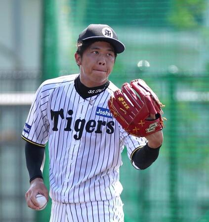 　入念にキャッチボールする才木（撮影・北村雅宏）