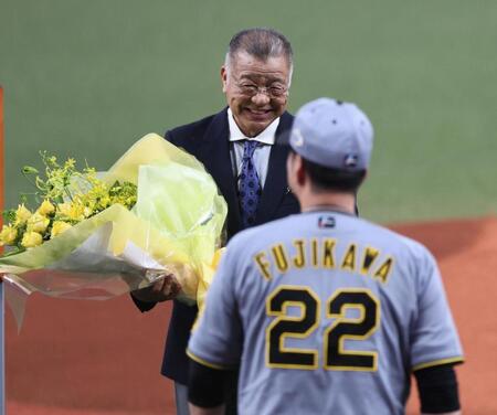 　殿堂入り表彰で藤川監督（手前）から花束を受け取る掛布雅之氏（撮影・田中太一）