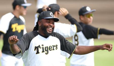 　練習中に笑顔を見せるドリス（撮影・北村雅宏）