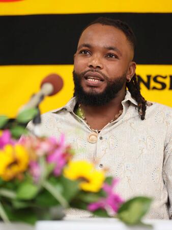 　入団会見するドリス（撮影・北村雅宏）