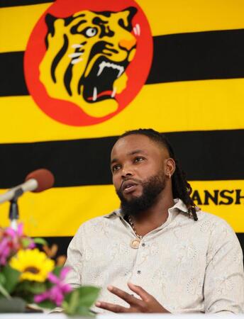 　入団会見するドリス（撮影・北村雅宏）