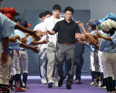 　私服姿でスペシャルステージに臨む阪神の（手前から）石井、佐藤輝ら