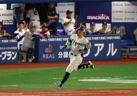 　３回、中前打を放つ佐藤輝（撮影・金田祐二）