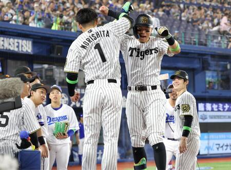 【写真】出た!佐藤輝の超特大弾 森下と歓喜のエルボータッチ!