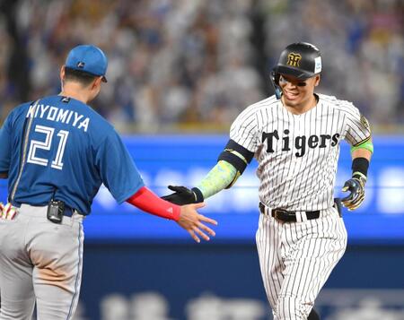 　５回、ソロを放ち清宮幸（左）とタッチを交わしながら三塁を回る佐藤輝（撮影・堀内翔）