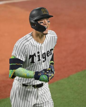 　５回、右越えソロを放ち、笑顔を見せる佐藤輝（撮影・伊藤笙子）