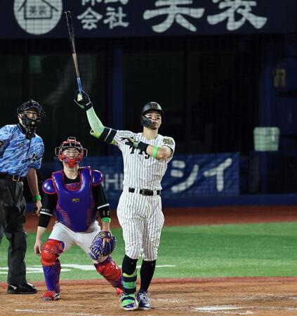 　５回、ソロを放ち打球を見上げる佐藤輝（撮影・田中太一）