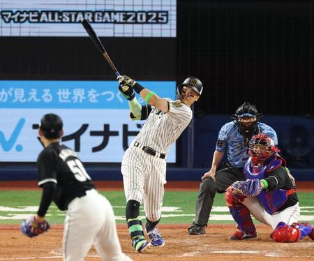 　５回、右越えソロを放つ佐藤輝（撮影・金田祐二）