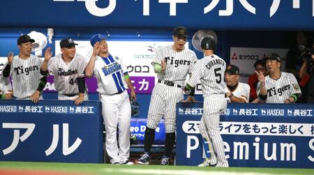 　８回、ソロを放った近本（５）を迎える佐藤輝ら（撮影・堀内翔）