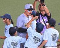 　“アイブルー”で入場する森下（撮影・飯室逸平）