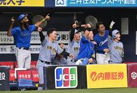 　５回、右中間へ打球を放った岡林に合図を送る森下（左から２人目）らセ・リーグナイン（撮影・西田忠信）