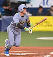 　３回、二塁打を放つ近本（撮影・西田忠信）