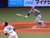 　３回、右翼線に二塁打を放つ近本（撮影・山口登）