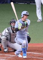 　３回、右翼線へ二塁打を放つ近本（撮影・立川洋一郎）