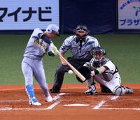 　３回、右翼線に二塁打を放つ近本（撮影・山口登）