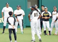 　練習前の円陣であいさつするドリス（８５）